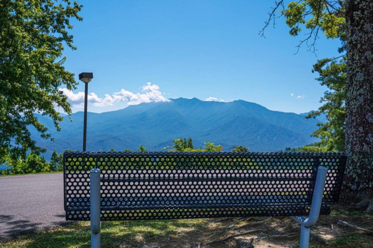 Wow Views!!-Mountain Escape-Outdoor Pool-Close To Downtown-Wifi-Cable-Private Balcony Gatlinburg Extérieur photo