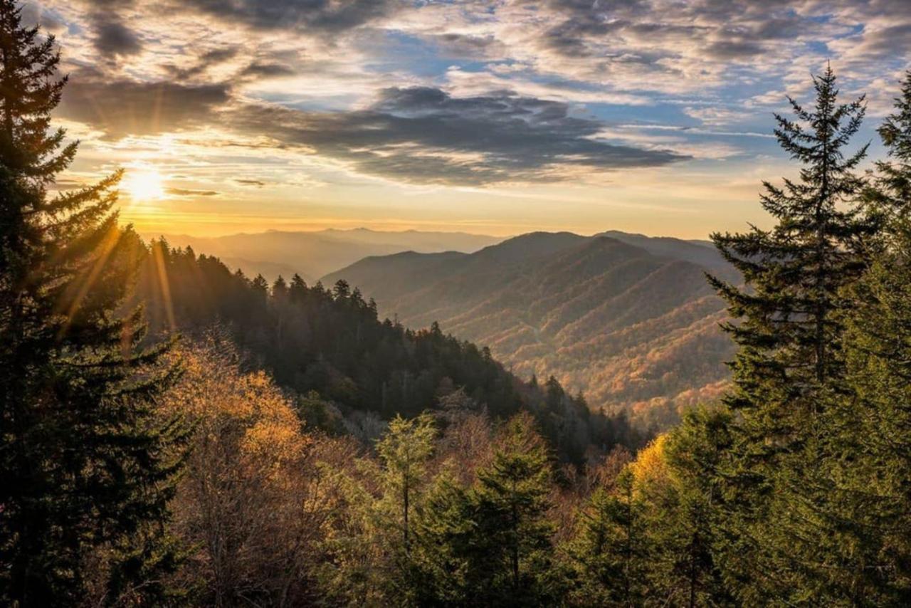 Wow Views!!-Mountain Escape-Outdoor Pool-Close To Downtown-Wifi-Cable-Private Balcony Gatlinburg Extérieur photo